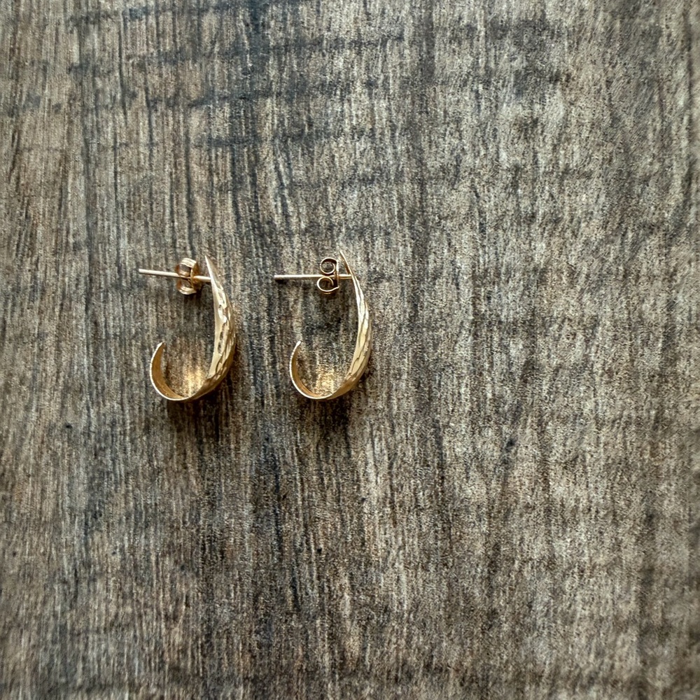 14 K Gold Textured Hoop Earrings 
.88 grams - Picture 2 of 5